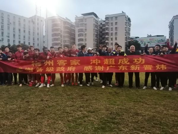 把腿张开的女人
